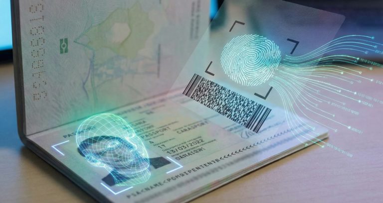 Passaporto aperto con scansioni digitali biometriche di volto e impronta digitale sovrapposte, simboleggiando il controllo alle frontiere europee